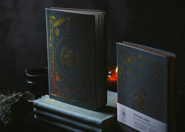 Verzamel je etherische reizen op de gladde, zachte pagina's van dit zeer speciale Ether Dream Journal.