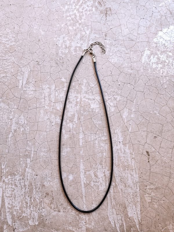 Koord zwart met zilverkleurige sluiting 45 cm - 50 cm 20 Koord zwart met zilverkleurige sluiting 45 cm - 50 cm