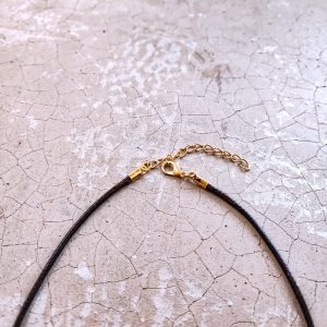 Koord zwart met goudkleurige sluiting 45 – 50 mm Koord zwart met goudkleurige sluiting 45 - 50 mm