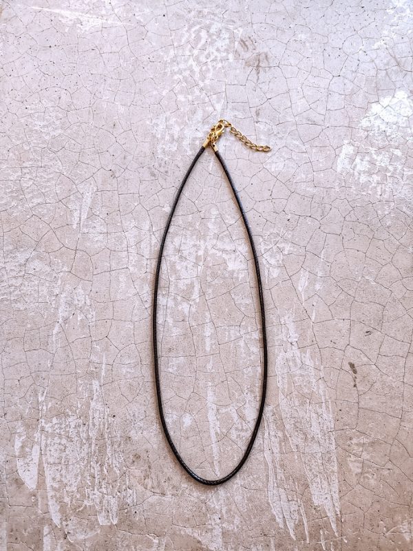 Koord zwart met goudkleurige sluiting 45 cm - 50 cm 18 Koord zwart met goudkleurige sluiting 45 cm - 50 cm