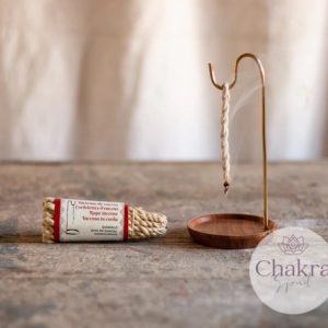 set van 24 Nepalese touwwierookstokjes, samengesteld uit een mix van 100% natuurlijke ingrediënten, gewikkeld in handgeschept Nepalees papier. geschatte brandduur +- 20 minuten per touwwierookstokje