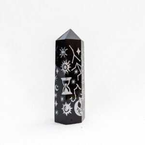 Zwarte Obsidiaan punt met gegraveerde symbolen - 58gr
