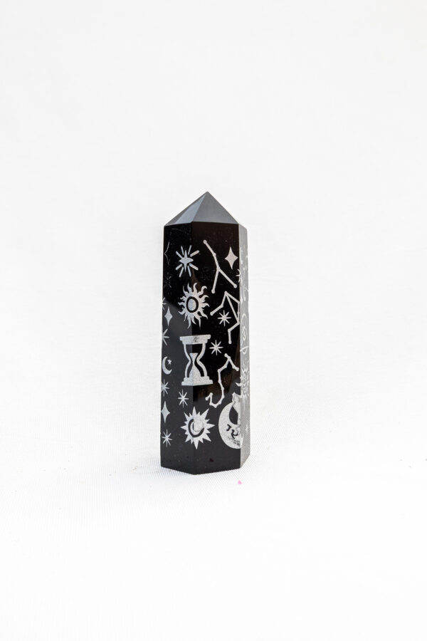 Zwarte Obsidiaan punt met gegraveerde symbolen - 58gr