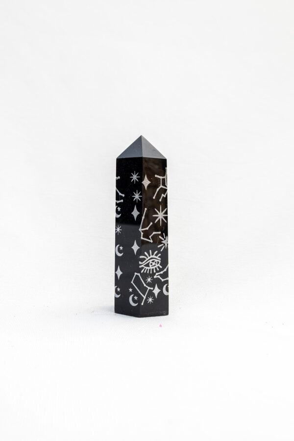 Zwarte Obsidiaan punt met gegraveerde symbolen - 58gr