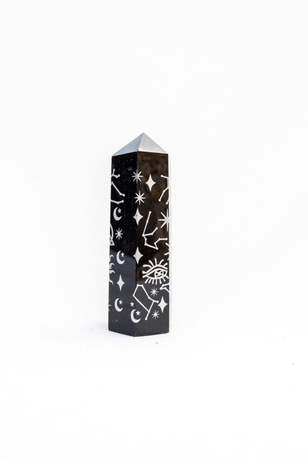 Zwarte Obsidiaan punt met gegraveerde symbolen - 58gr