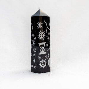Zwarte Obsidiaan punt met gegraveerde symbolen - 80gr
