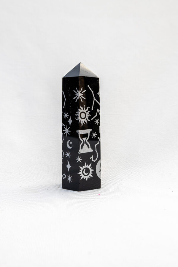 Zwarte Obsidiaan punt met gegraveerde symbolen - 80gr