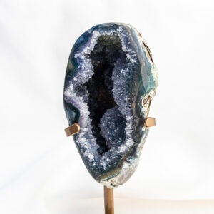 Rainbow Amethist geode op standaard – Uruguay – 400gr Rainbow Amethist geode op standaard - Uruguay - 400gr