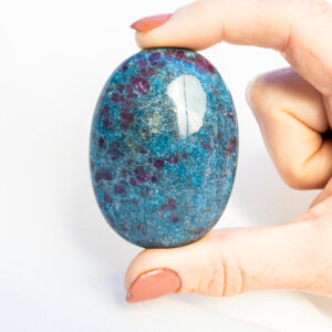 Robijn in Kyaniet handsteen - India - 130gr