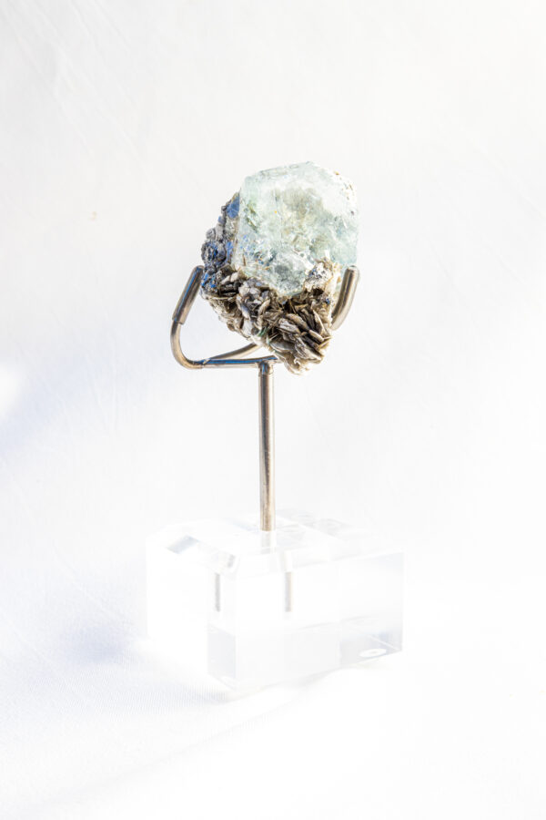 Aquamarijn op Muscoviet mica met staander - Pakistan - 71,20gr