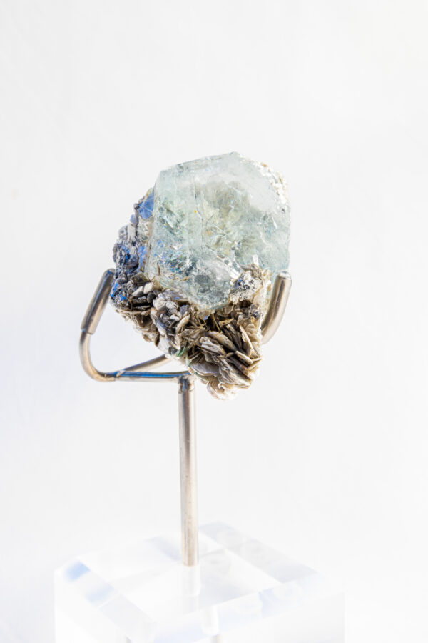 Aquamarijn op Muscoviet mica met staander - Pakistan - 71,20gr