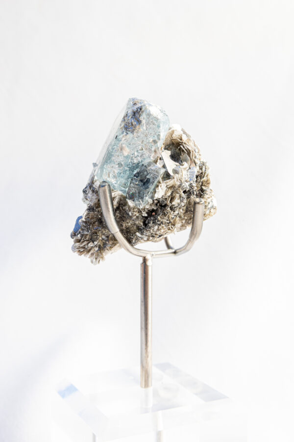 Aquamarijn op Muscoviet mica met staander - Pakistan - 71,20gr