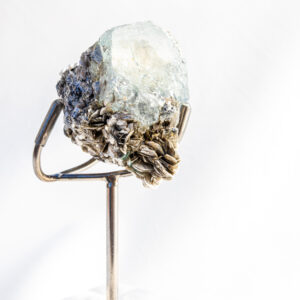 Aquamarijn op Muscoviet mica met staander - Pakistan - 71,20gr